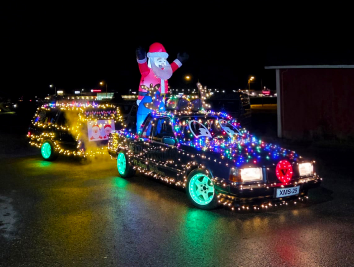 Voiton jälkeen tavattiin torilla – jouluisen ajoneuvokulkueen komein ajopeli tuli Huittisista - Alueviesti