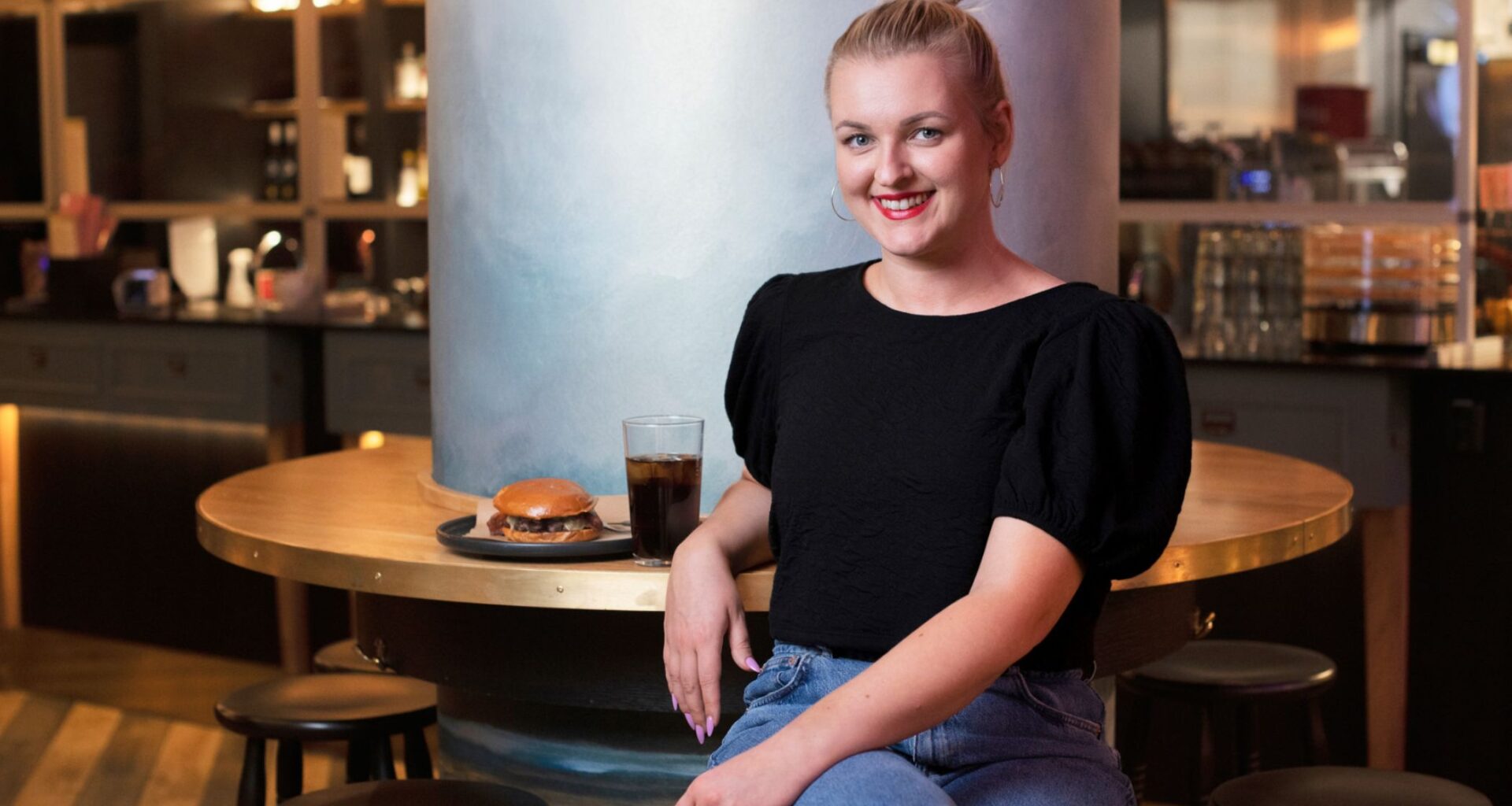 Jenni Poikelus sai nauruhepulit hautajaisissa: "Siitäkin selvittiin"