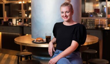 Jenni Poikelus sai nauruhepulit hautajaisissa: "Siitäkin selvittiin"