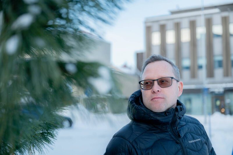 Lapland Safariksen toimitusjohtaja Korhonen seisoo ulkona lumisessa kaupunkimiljöössä.