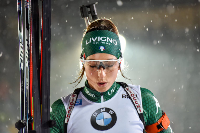 Suvi Minkkiseltä maaginen nousu Hochfilzenin takaa-ajossa - Lisa Vittozzi kipusi voittoon