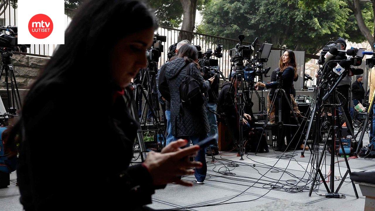 Mediaa kerääntyi sankoin joukoin Los Angelesin korkeimman oikeuden ulkopuolelle keskiviikkona.