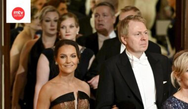 Katri Riihilahti saapui Linnaan tyylikkäässä kultamekossa – Akilta tanssiletkautus