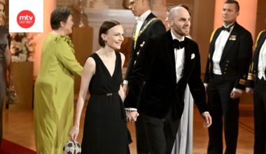 Minja Koskela ja Timo Furuholm saapumassa linnan juhliin.