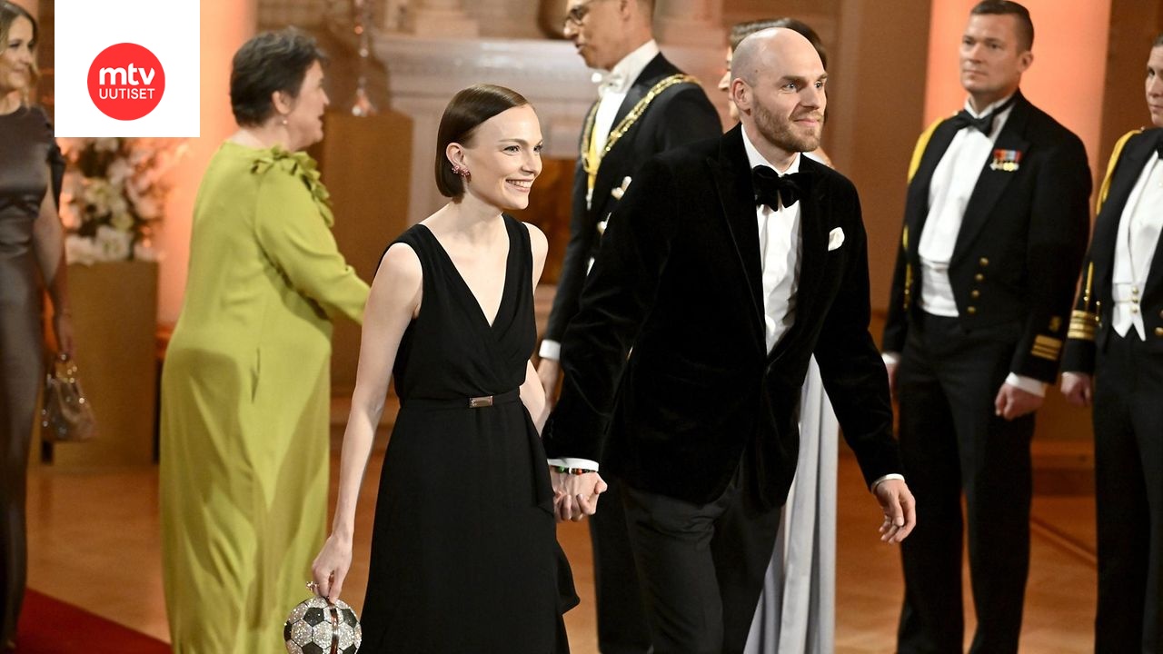 Minja Koskela ja Timo Furuholm saapumassa linnan juhliin.