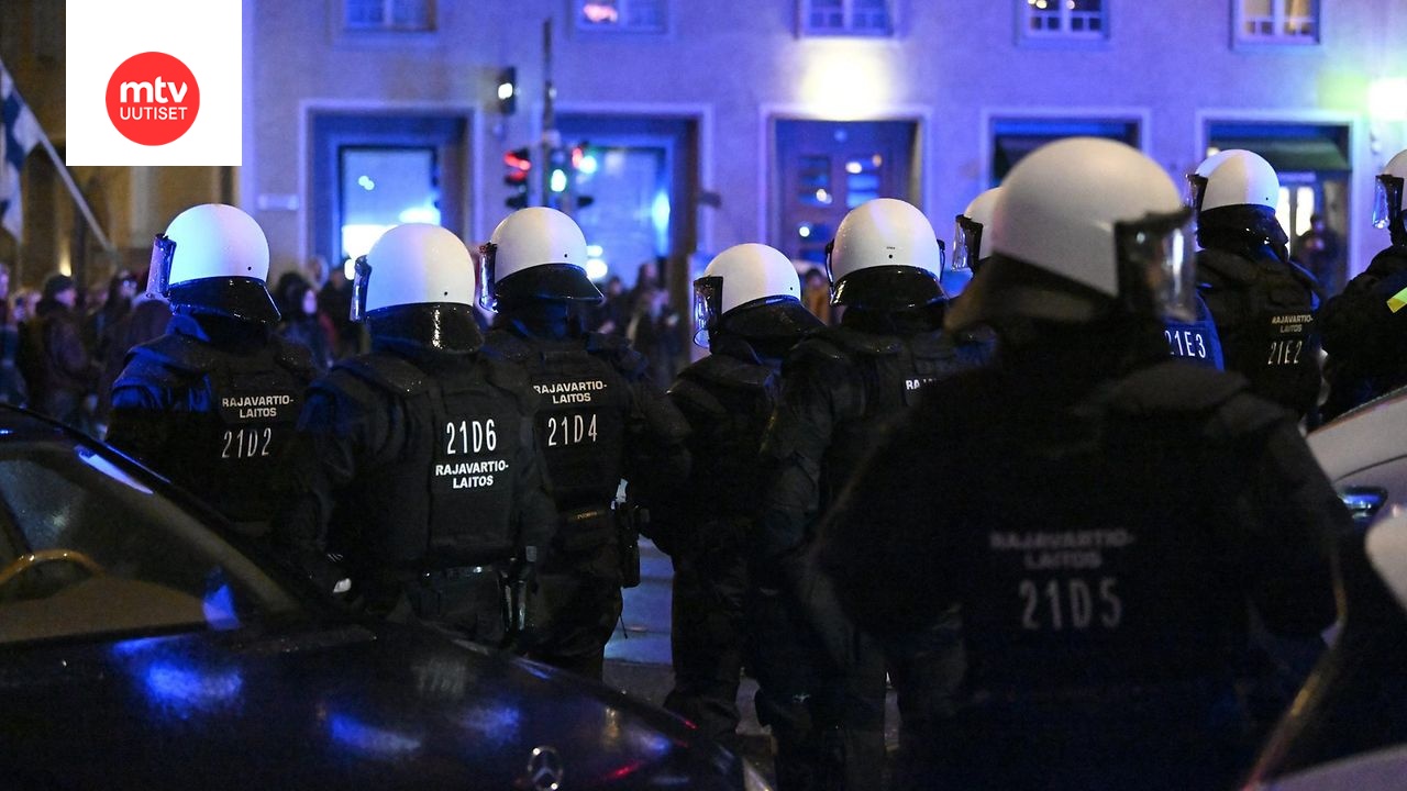 Töölöntorilla kokoontui itsenäisyyspäivänä äärioikeistoa kokoava 612-soihtukulkue. Kuvassa viranomaiset valvoivat Helsinki ilman natseja -mielenosoitusta.