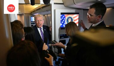 Donald Trump puhui toimittajille Air Force Onen kyydissä 30. marraskuuta.
