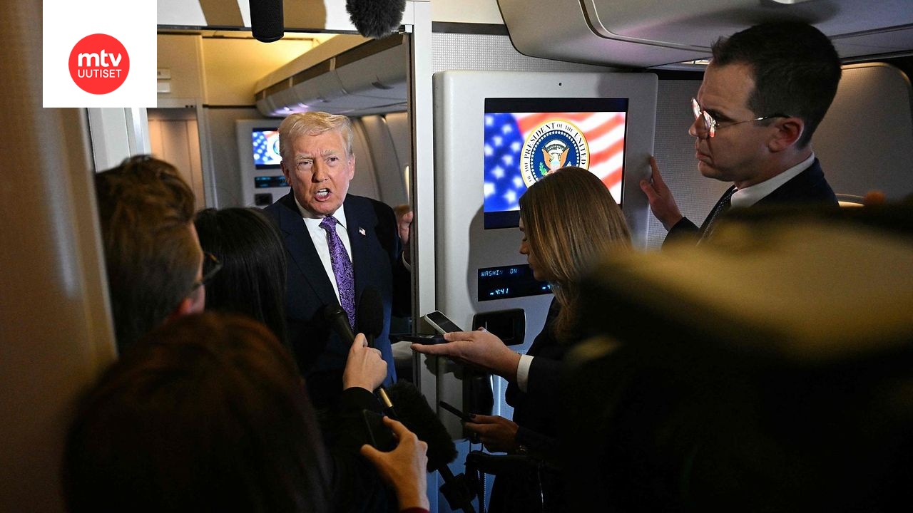 Donald Trump puhui toimittajille Air Force Onen kyydissä 30. marraskuuta.