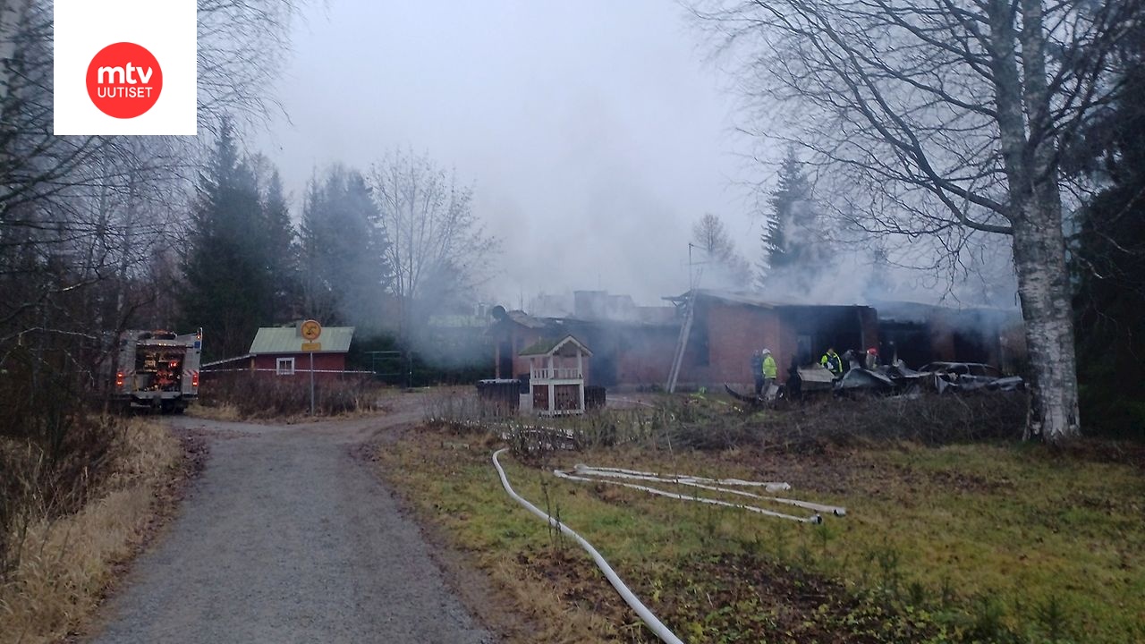 Suurta paloa on tullut sammuttamaan Savonlinnan Hattukalliontielle yli 10 pelastusyksikköä.