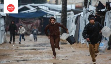 Poikia juoksentelemassa Gazan kaistalla 11. joulukuuta.