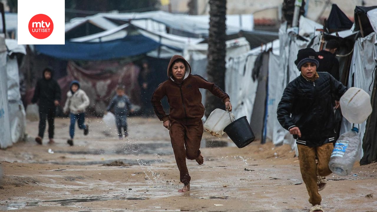 Poikia juoksentelemassa Gazan kaistalla 11. joulukuuta.