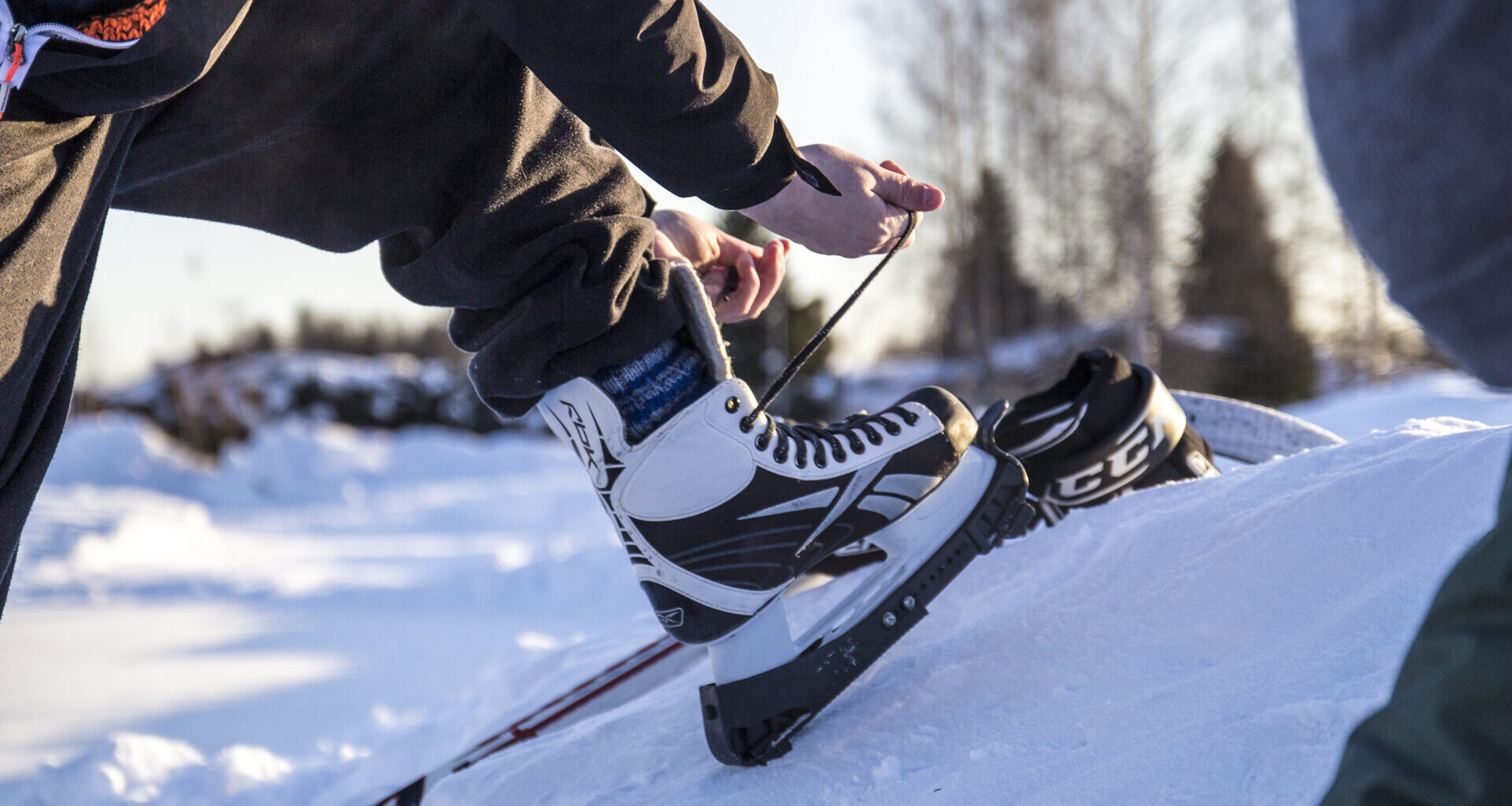 Luistelija sitomassa luistimia