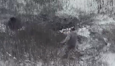 Sotilas yritti torjua hyökkäävää droonia lumipalloilla