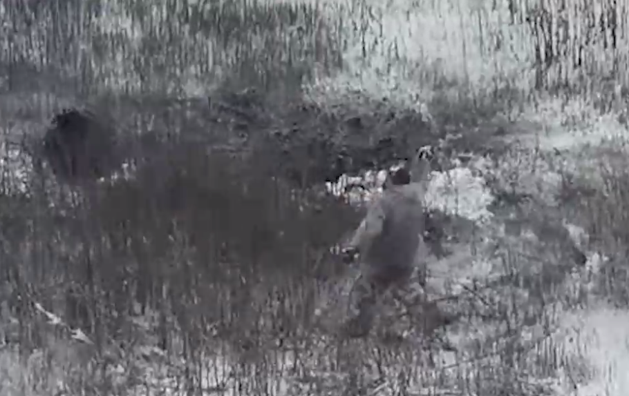 Sotilas yritti torjua hyökkäävää droonia lumipalloilla