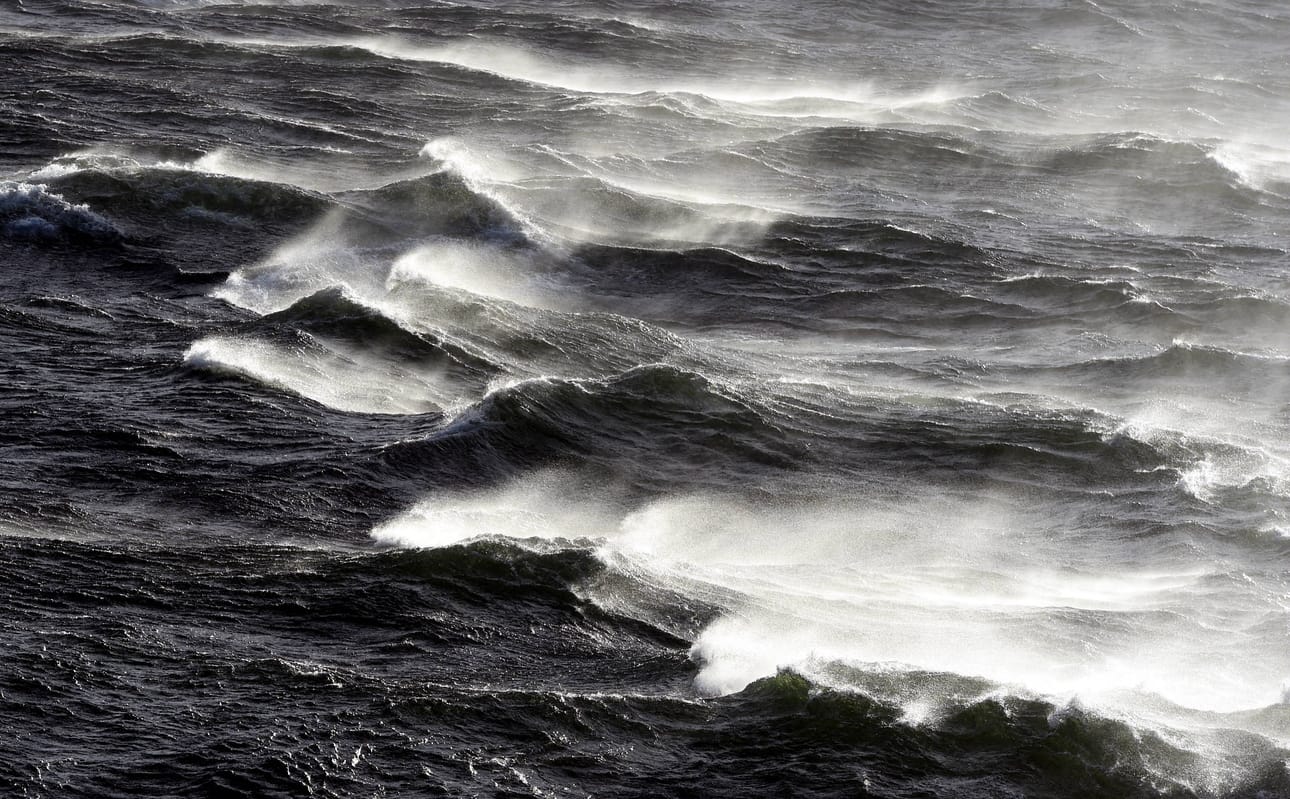 Perämeren pohjoisosiin on annettu aallokkovaroitus sekä varoitus matalasta merivedestä.