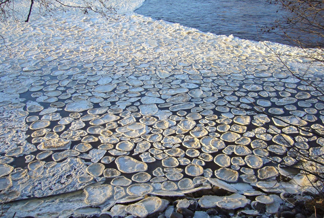 Kuvan jääpannukakut ovat syntytapansa perusteella sukua jääpalloille ja -donitseille.