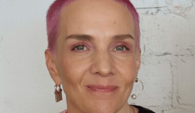 Maria Veitola herätti huomiota Helsingin kaduilla - kulki kynttilä kädessään raamatun hahmoksi pukeutuneena