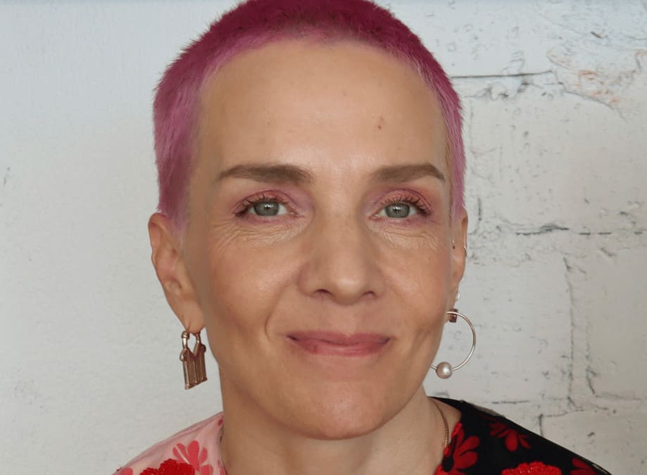 Maria Veitola herätti huomiota Helsingin kaduilla - kulki kynttilä kädessään raamatun hahmoksi pukeutuneena