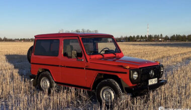 Huutokauppahelmet: Joulunpunainen Mercedes-Benz 300 GD