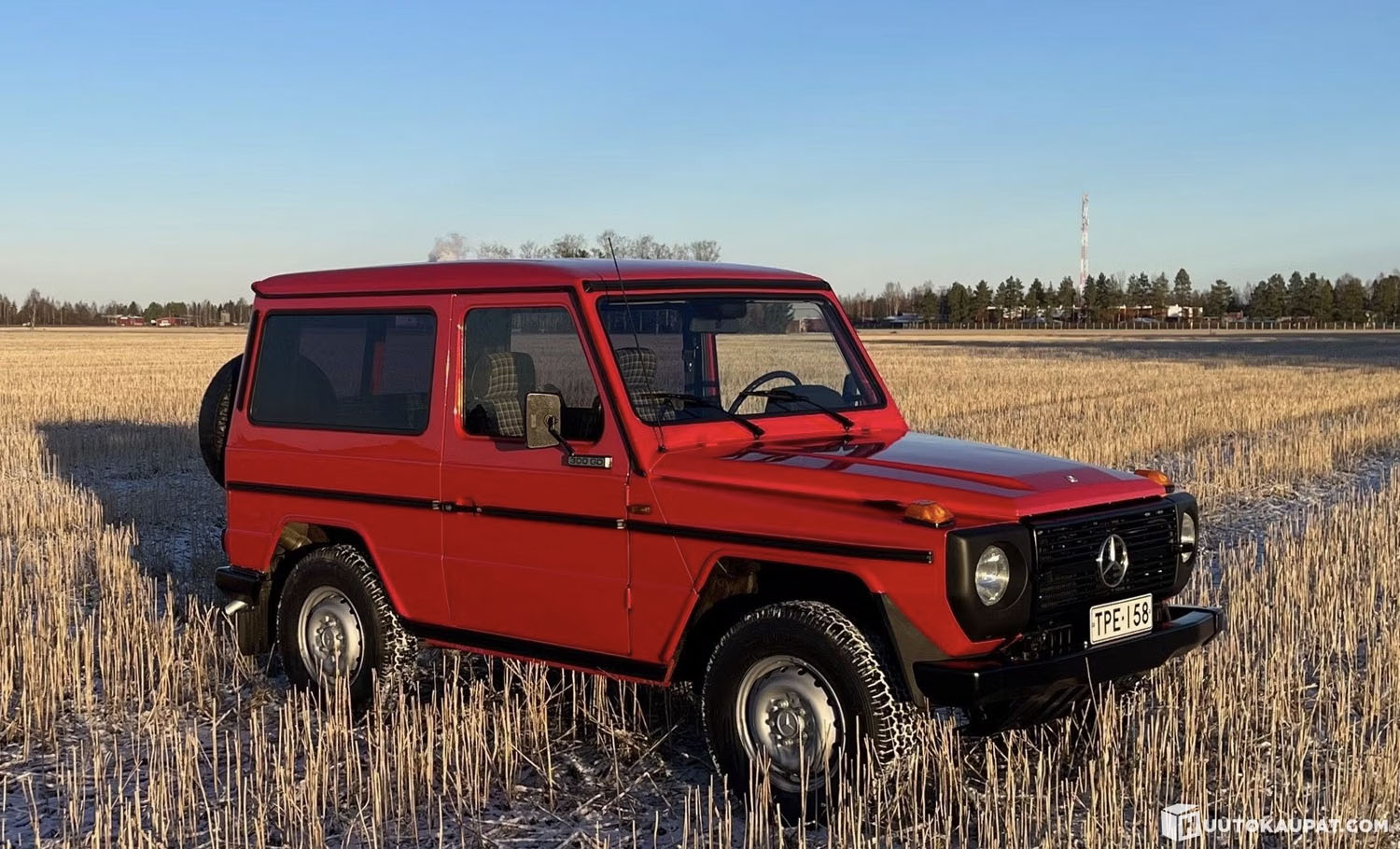 Huutokauppahelmet: Joulunpunainen Mercedes-Benz 300 GD