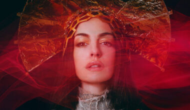 Traileri: Anne Hathaway on Mother Mary – A24:n uutukaisessa sukelletaan eksistentialistisen kriisin ja noituuden keskelle