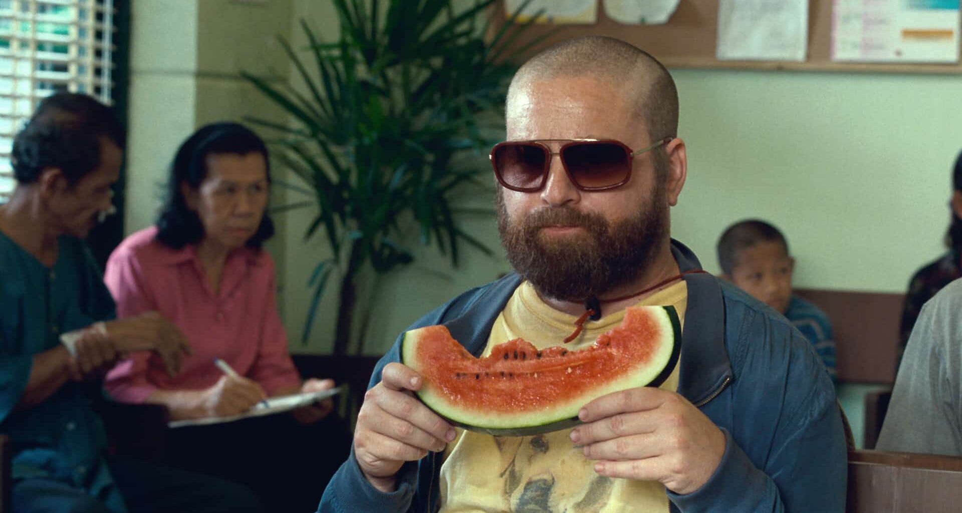 Illalla tv:ssä: Räävittömiä käänteitä ja aitoja naurunpyrskähdyksiä - pokat pettävät leffassa oikeasti