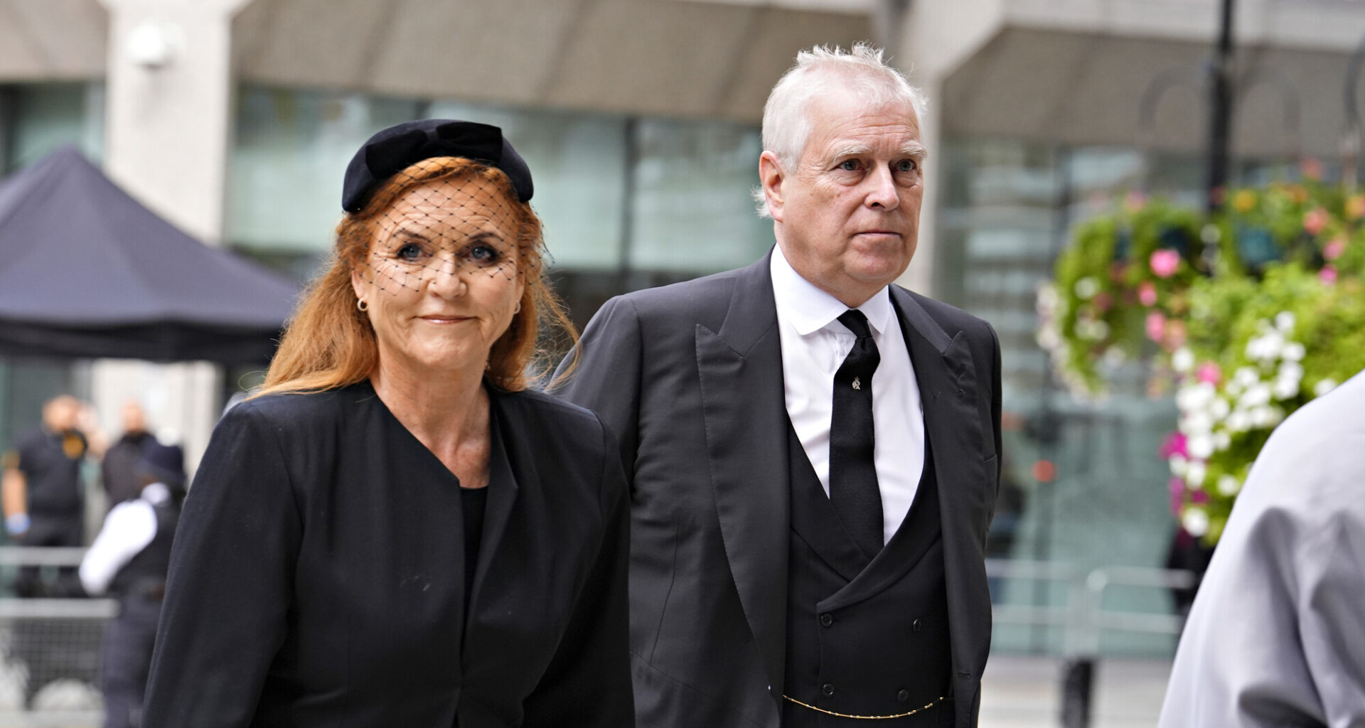 Andrew rypee skandaaleissa – Miksi Sarah Ferguson tukee yhä ex-puolisoaan?