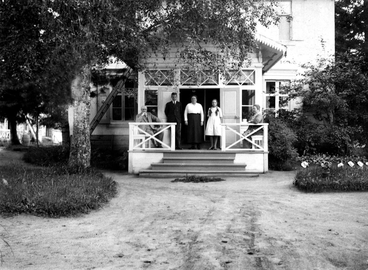 Katri Antellin (kesk.) suku vietti kesiä huvilallaan. Kuva on otettu 1920-luvun alkupuolella. Kuisti on sittemmin purettu.