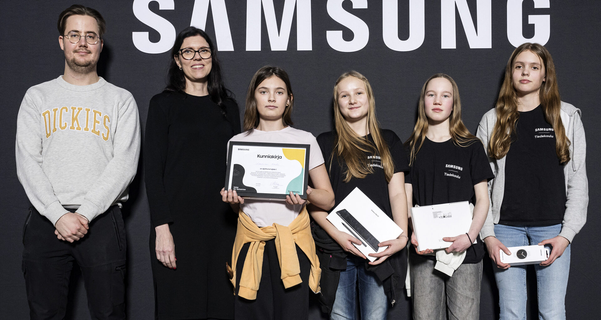 Laanilan koulun tytöt voittivat valta­kunnallisen tiede­kilpailun innovatiivisella liikunta­sovelluksellaan – Mun Oulu