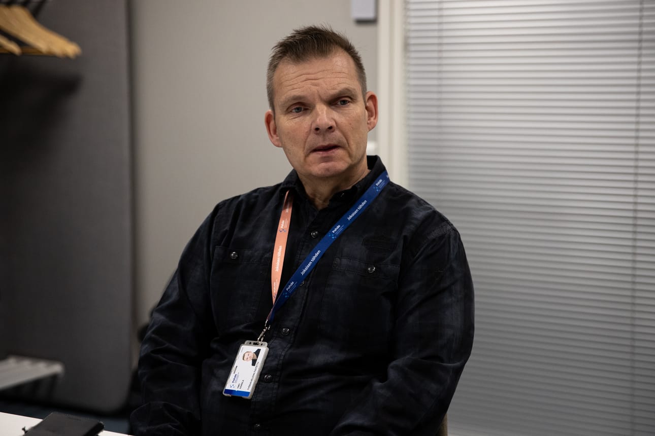 Työsuojeluvaltuutettu Timo Hannila toivoo, että työntekijät eivät puhuisi epäkohdista vain kahvipöytäkeskusteluissa vaan ottaisivat yhteyttä henkilöstön edustajiin ja tekisivät matalalla kynnyksellä HaiPro-ilmoituksia. ”Siten saisimme kuvaa siitä, miten heillä oikeasti menee”.