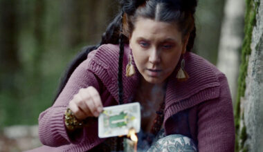 Elokuvan noidan roolissa nähtävä Meeri Toivonen on haastatteluissa kertonut itsekin olevansa noita.