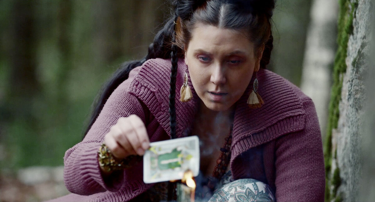 Elokuvan noidan roolissa nähtävä Meeri Toivonen on haastatteluissa kertonut itsekin olevansa noita.