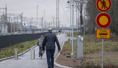 Kävelijät ja pyöräilijät kulkivat torstaina uudella joukkoliikennekadulla kieltomerkeistä ja pollareista huolimatta.