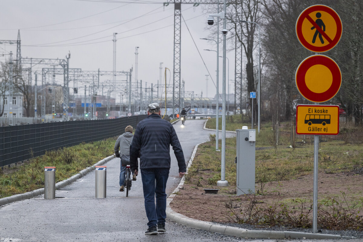 Kävelijät ja pyöräilijät kulkivat torstaina uudella joukkoliikennekadulla kieltomerkeistä ja pollareista huolimatta.