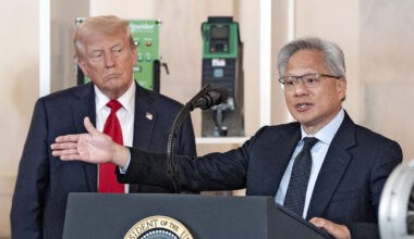 Aiemmin Washingtonissa tuntematon Jensen Huang (oik.) tapasi Donald Trumpin Valkoisessa talossa.