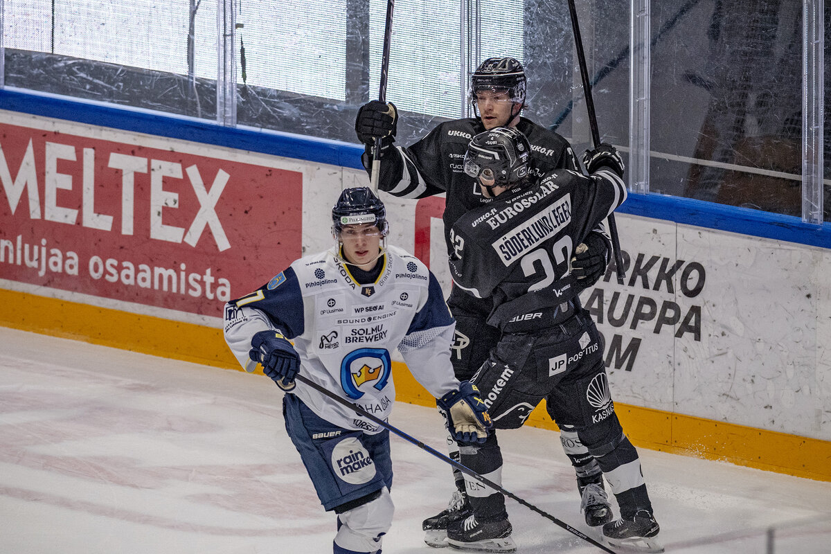 Kaukaloon sairaslomalta palannut Joel Määttä oli TPS:n pirtein pelaaja. Määttä ehti jo juhlia osumaansa, mutta maali hylättiin kädellä tehtynä.