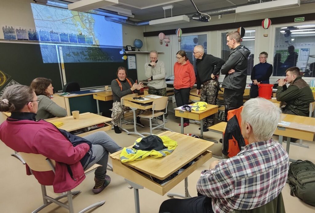Etsintäharjoituksen kulkua suunniteltiin etukäteen luokassa.