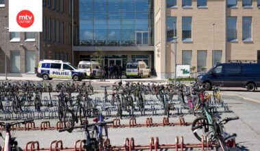 Poliisiautoja koululla Pirkkalassa 20. toukokuuta 2025.