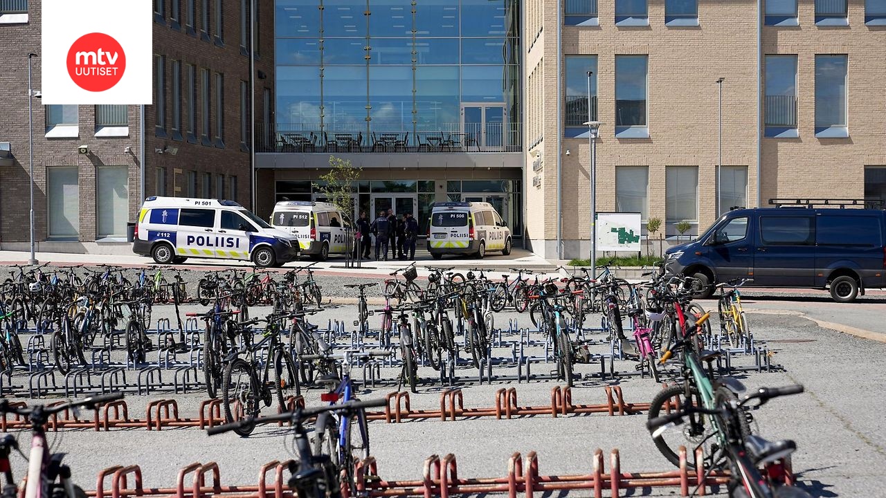 Poliisiautoja koululla Pirkkalassa 20. toukokuuta 2025.