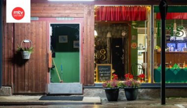 Poliisi tutkii haminalaisessa ravintola Iriksessä tapahtunutta ammuskelua. Ravintolan lasinen ulko-ovi oli rikki.