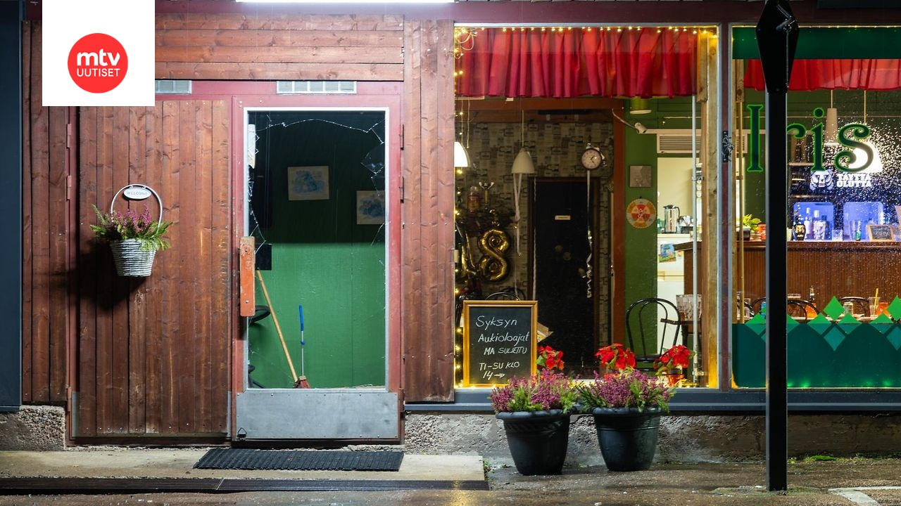 Poliisi tutkii haminalaisessa ravintola Iriksessä tapahtunutta ammuskelua. Ravintolan lasinen ulko-ovi oli rikki.