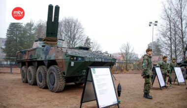 Paraatiin osallistuu joukkoja Maavoimista, Merivoimista, Ilmavoimista, Maanpuolustuskorkeakoulusta ja Rajavartiolaitoksesta sekä veteraani- ja maanpuolustusjärjestöjä.