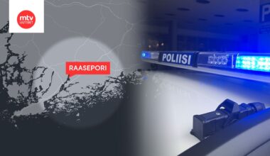 Puolustusvoimien kuorma-auto on ajautunut ojaan.