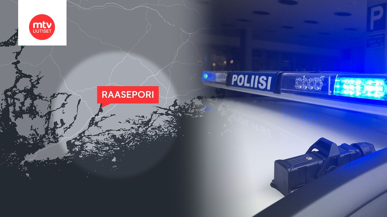 Puolustusvoimien kuorma-auto on ajautunut ojaan.