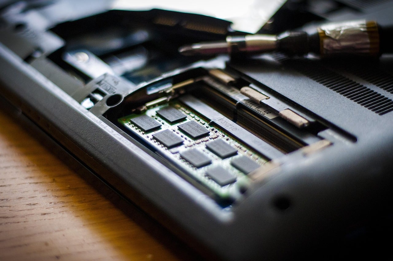 Tärkeän tuotteen hinta nelinkertaistui: Tekoäly iskee nyt lompakkoosi