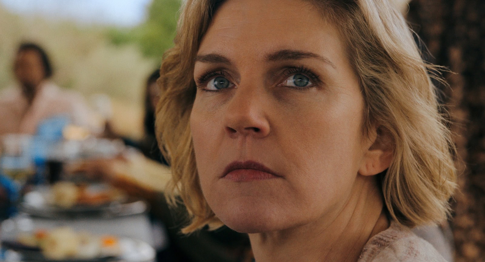 Rhea Seehorn esittää Pluribus-sarjan pääosaa.