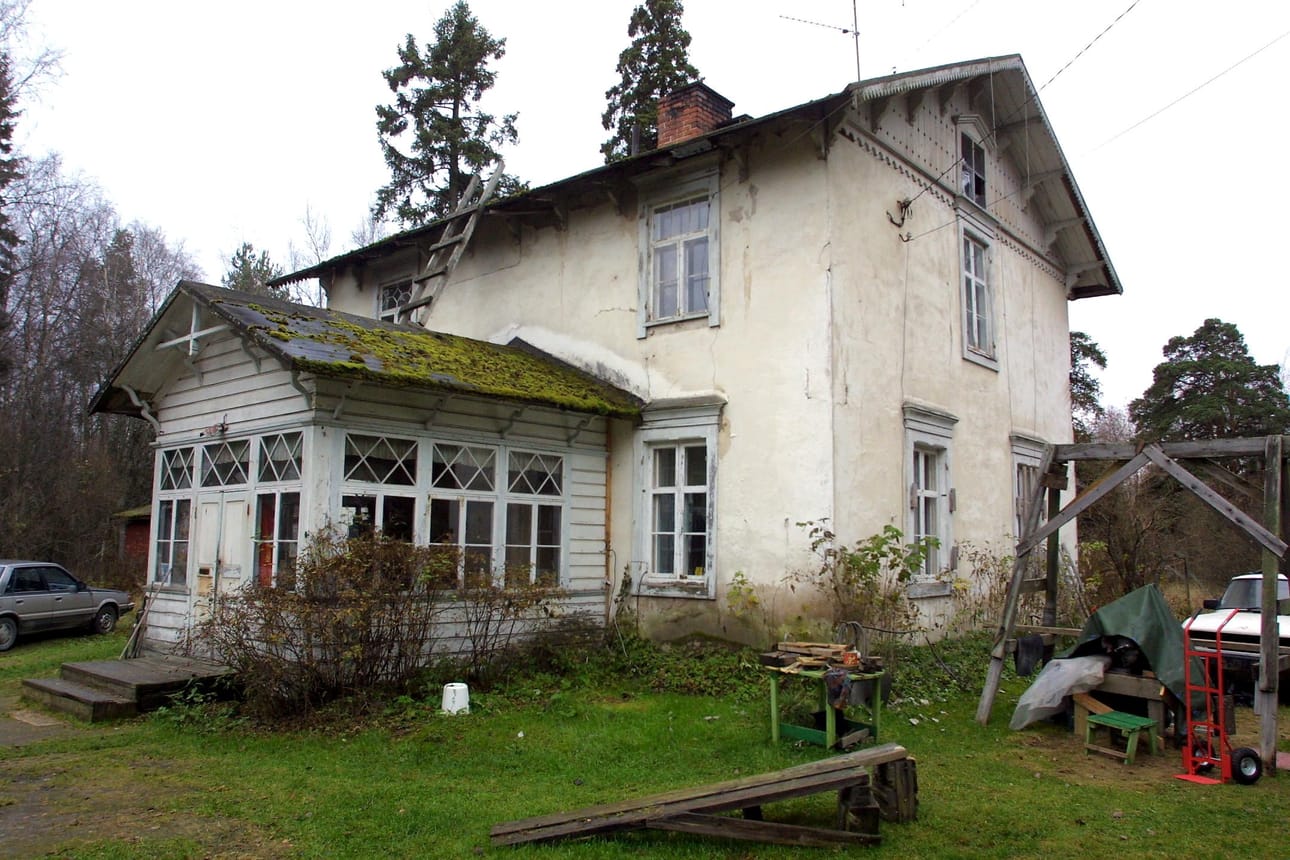 Antellin huvila oli päässyt näin huonoon kuntoon vuonna 2001.