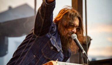 Vuoden luetuimmat: "Suomalaisfestivaalin sisäänpääsymaksu herättää kummastusta – festareille pääsee sisään tuomalla mukanaan kiven"