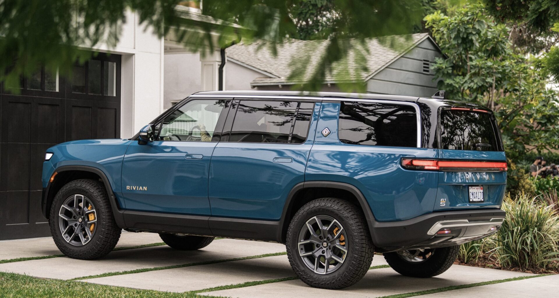 Sähköautovalmistaja Rivian panostaa seuraavaksi tekoälyyn ja autonomiaan