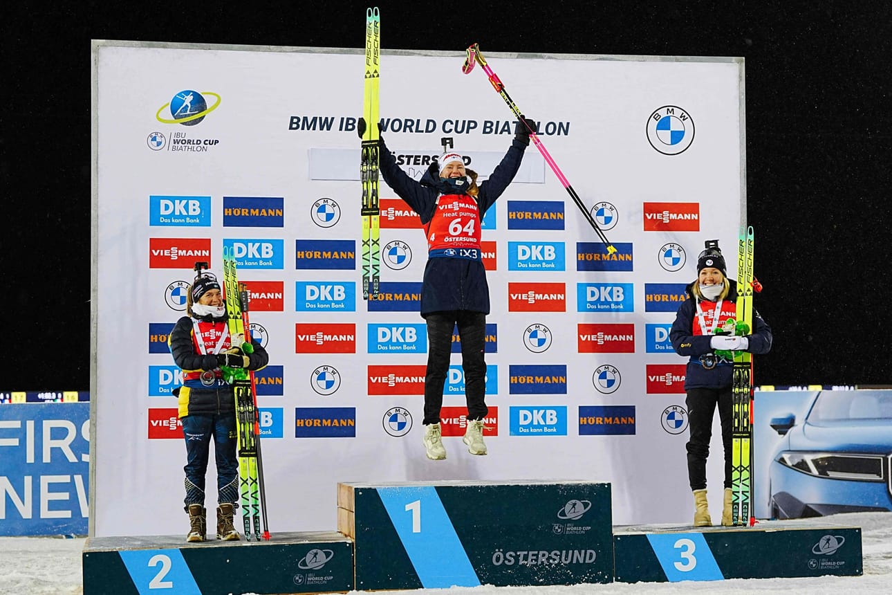 Suvi Minkkinen juhli korkeimmalla korokkeella ensimmäistä maailmancupin henkilökohtaista osakilpailuvoittoaan. Toiseksi kilpailussa sijoittui ruotsalainen Anna Magnusson ja kolmanneksi ranskalainen Oceane Michelon.